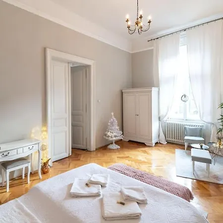 No.8: Lovely & Cosy 3-room Heart Of The *