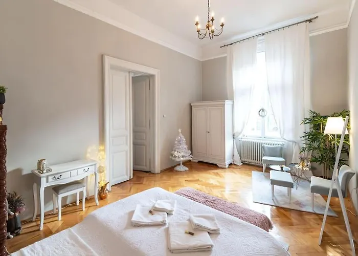 No.8: Lovely & Cosy 3-room Heart Of The *