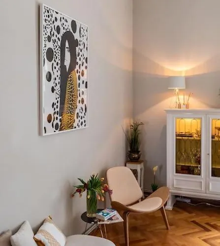 No.8: Lovely & Cosy 3-room Heart Of The *